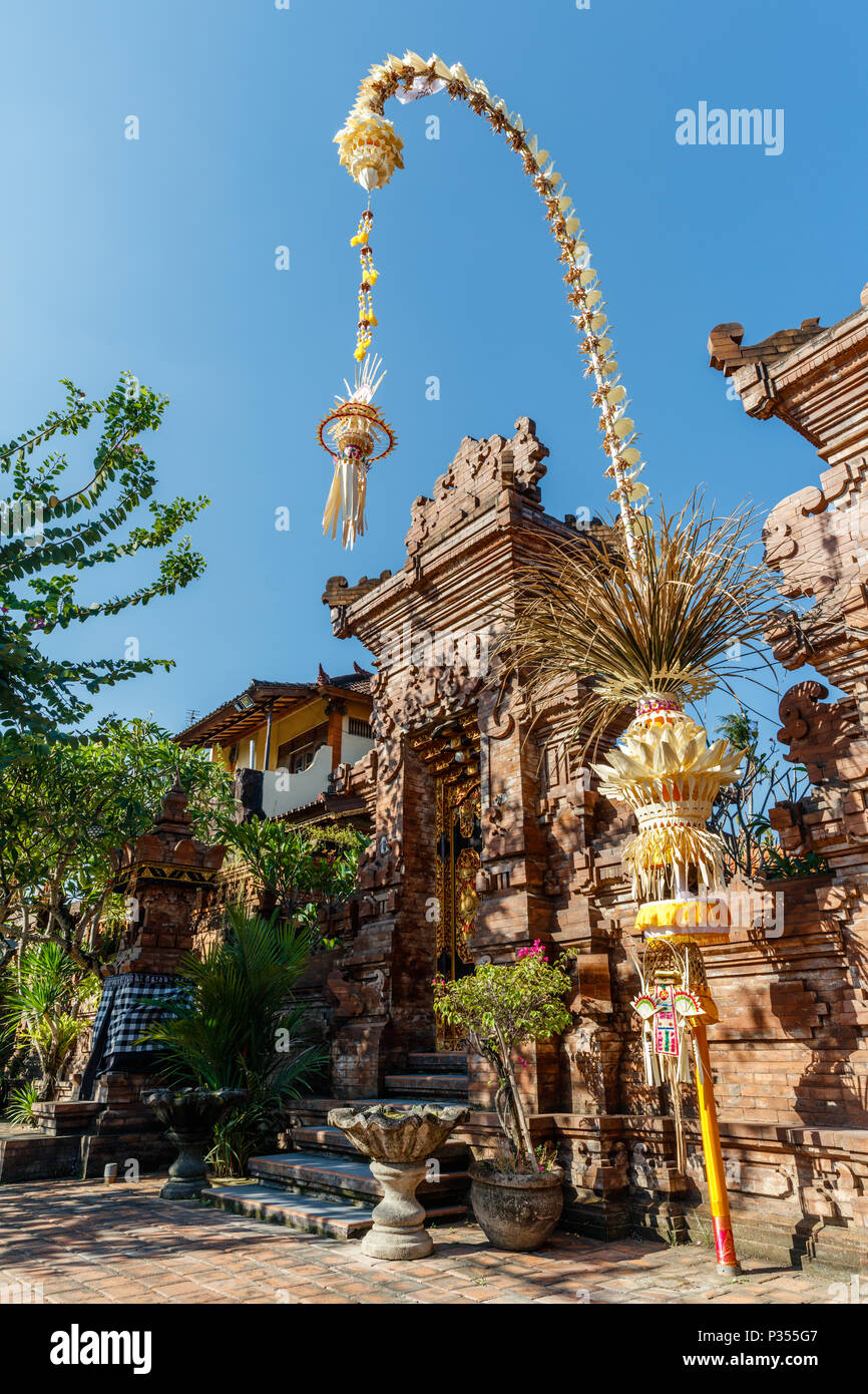 Penjor Pol in der Nähe balinesischen Hindu Tempel, Fest Galungan Fest, Insel Bali, Indonesien. Stockfoto