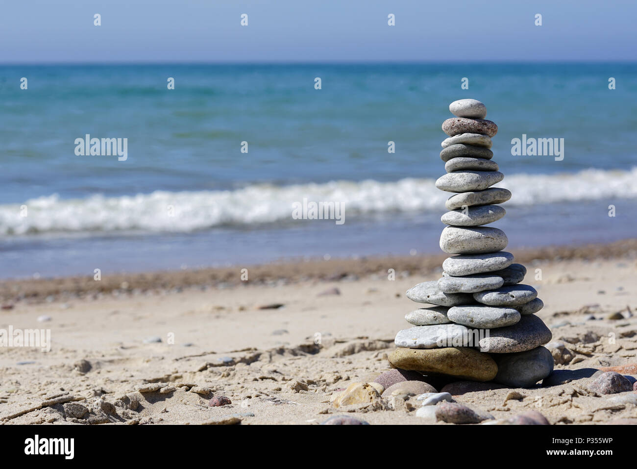Steine Pyramide am Strand Stockfoto