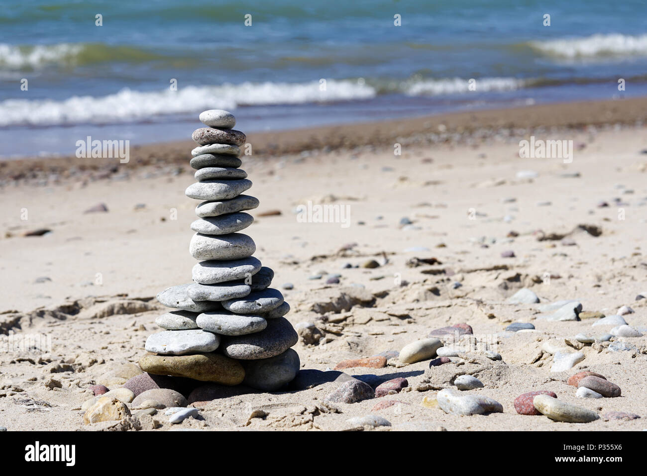 Steine Pyramide am Strand Stockfoto