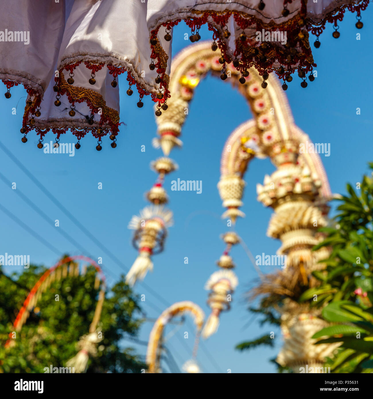 Penjor Pol für Fest Galungan (hinduistischen Balinesen Urlaub) Feier, Insel Bali, Indonesien. Quadratisches Bild. Stockfoto