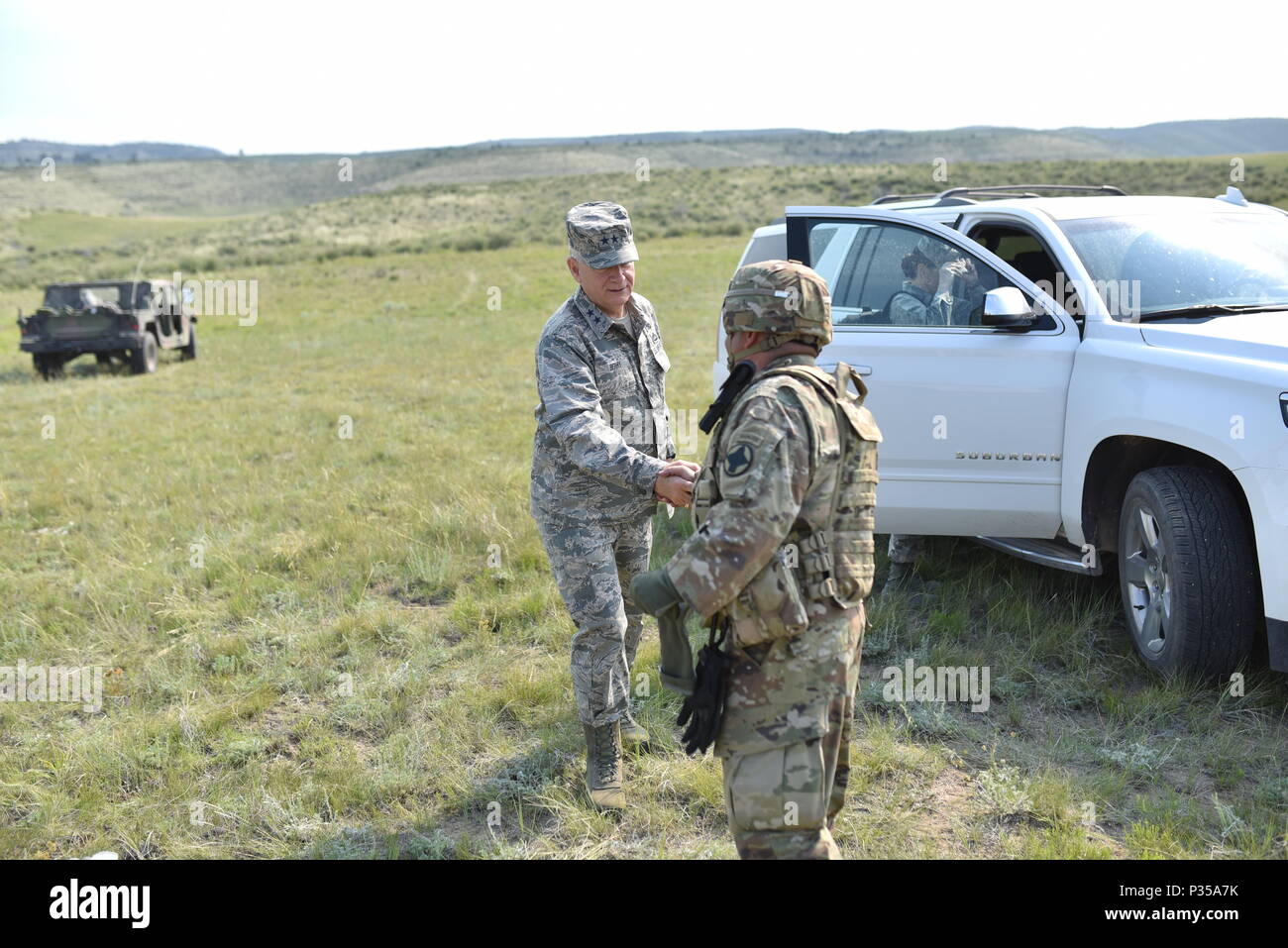 Arkansas' Adjutant General, Generalmajor Mark H. Berry, besuche Arkansas Soldaten im Camp Guernsey, Wyoming während eines mehrstufigen Field Artillery Training benannte Operation Western Streik. Verschiedene Elemente von der Arkansas Army National Guard waren anwesend im Camp Guernsey für das Training. (U.S. Army National Guard Foto: Staff Sgt. Kelvin M. Grün) Stockfoto