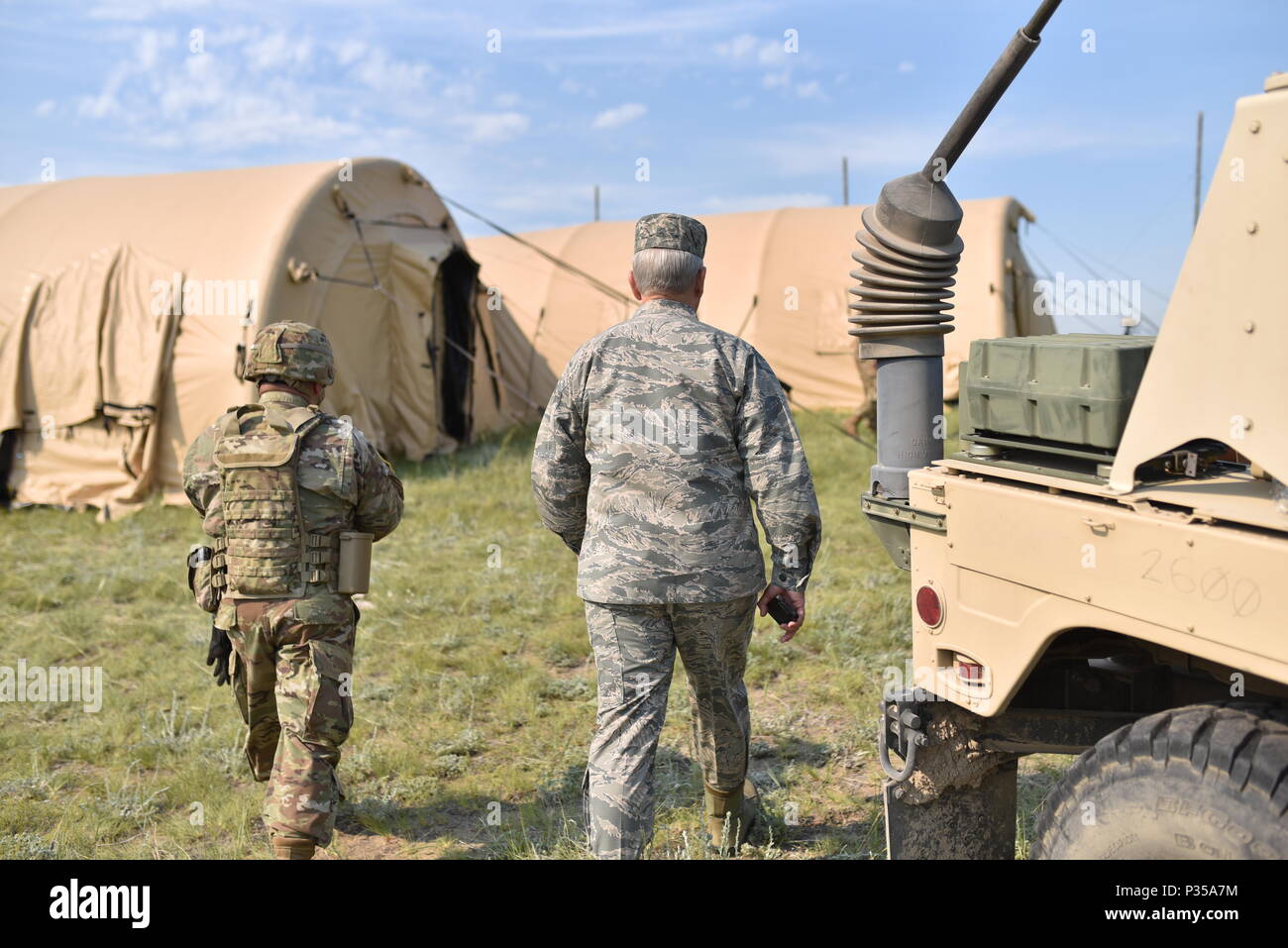 Arkansas' Adjutant General, Generalmajor Mark H. Berry, besuche Arkansas Soldaten im Camp Guernsey, Wyoming während eines mehrstufigen Field Artillery Training benannte Operation Western Streik. Verschiedene Elemente von der Arkansas Army National Guard waren anwesend im Camp Guernsey für das Training. (U.S. Army National Guard Foto: Staff Sgt. Kelvin M. Grün) Stockfoto