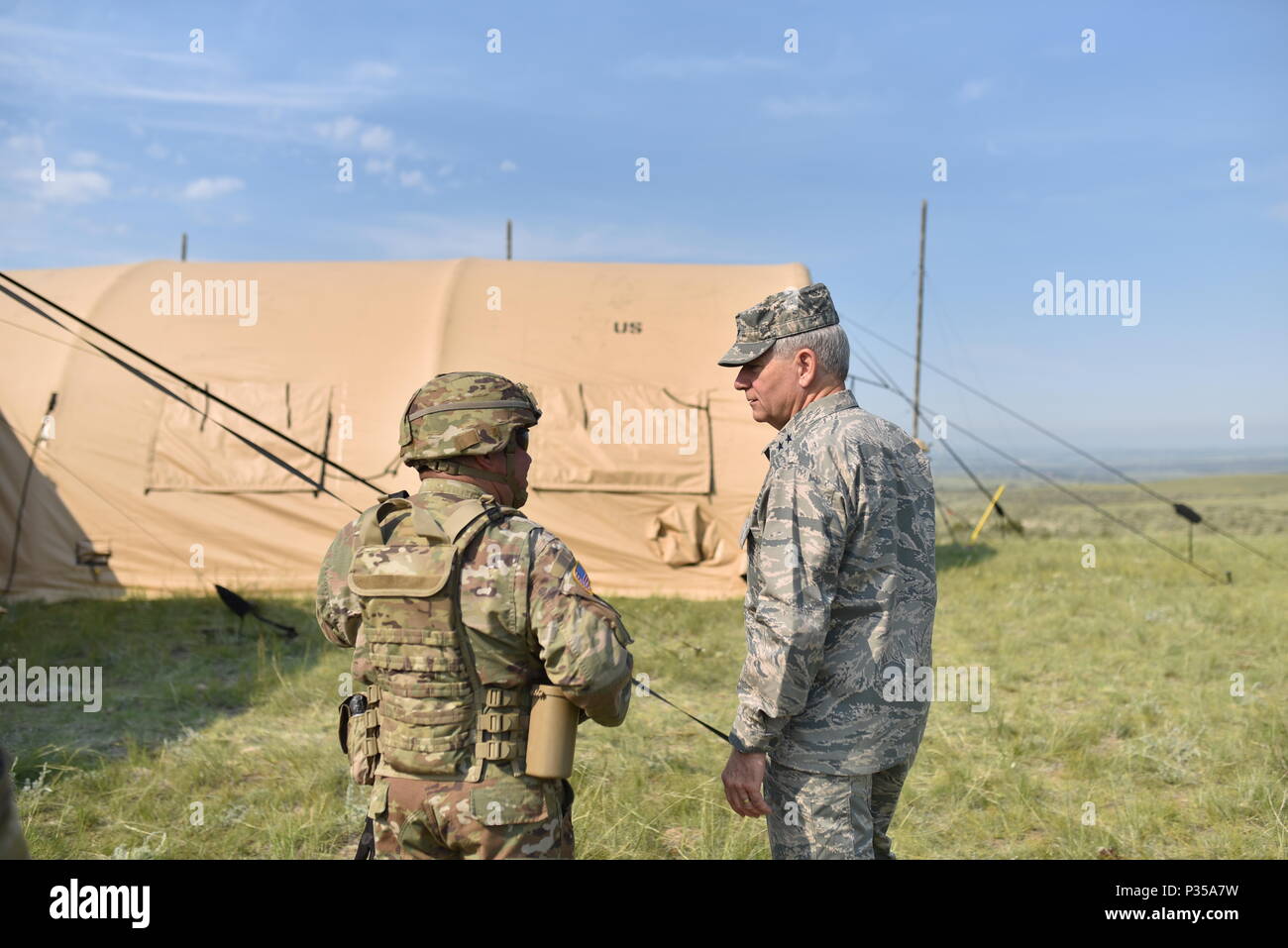Arkansas' Adjutant General, Generalmajor Mark H. Berry, besuche Arkansas Soldaten im Camp Guernsey, Wyoming während eines mehrstufigen Field Artillery Training benannte Operation Western Streik. Verschiedene Elemente von der Arkansas Army National Guard waren anwesend im Camp Guernsey für das Training. (U.S. Army National Guard Foto: Staff Sgt. Kelvin M. Grün) Stockfoto