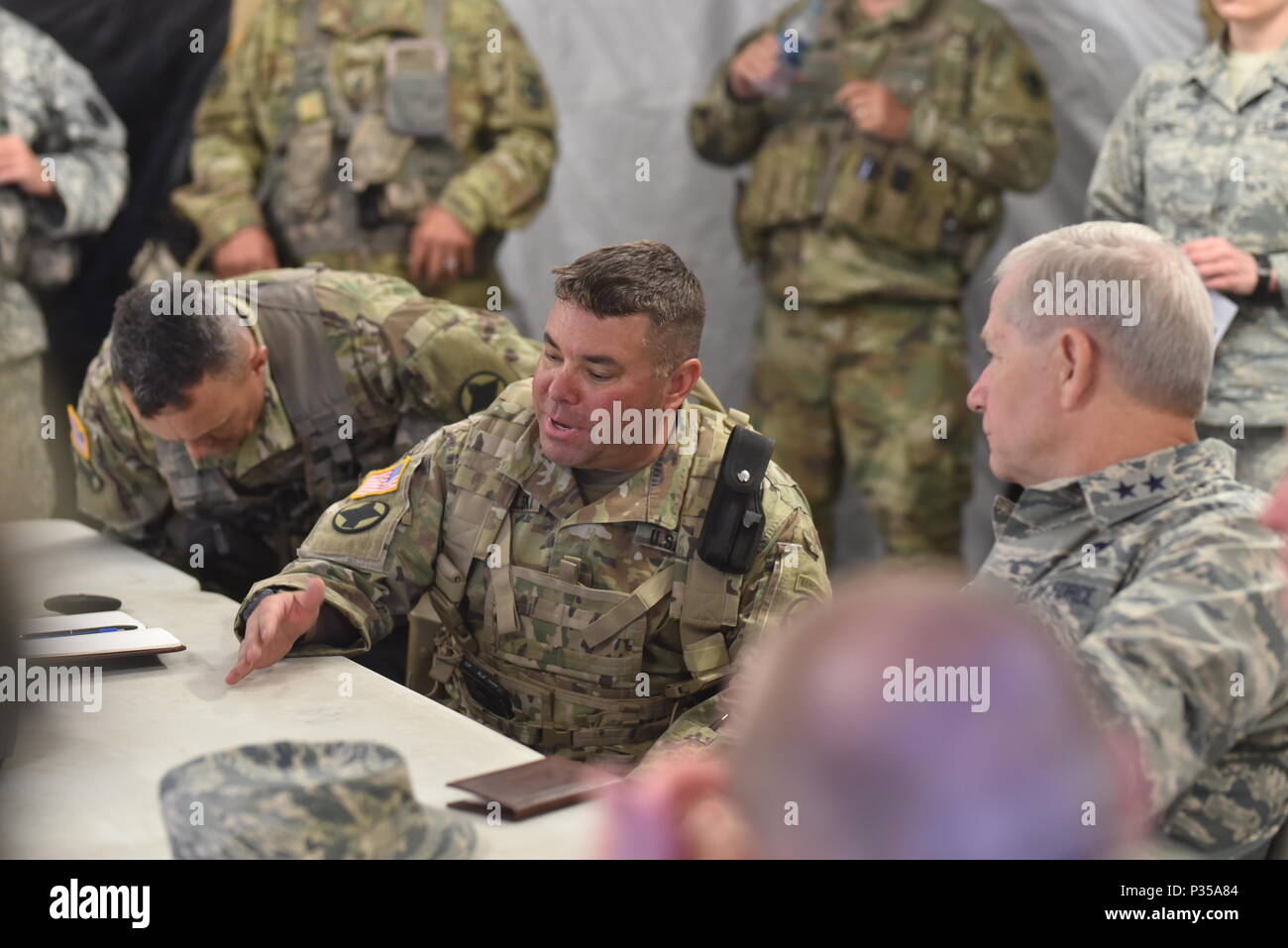 Arkansas' Adjutant General, Generalmajor Mark H. Berry, besuche Arkansas Soldaten im Camp Guernsey, Wyoming während eines mehrstufigen Field Artillery Training benannte Operation Western Streik. Verschiedene Elemente von der Arkansas Army National Guard waren anwesend im Camp Guernsey für das Training. (U.S. Army National Guard Foto: Staff Sgt. Kelvin M. Grün) Stockfoto