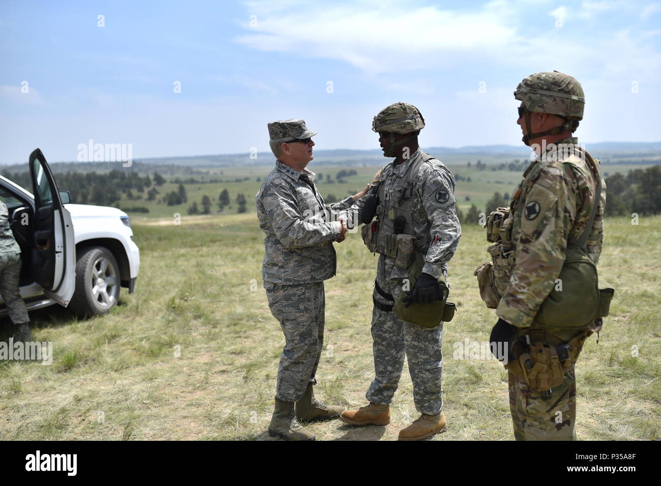 : Arkansas' Adjutant General, Generalmajor Mark H. Berry, besuche Arkansas Soldaten im Camp Guernsey, Wyoming während eines mehrstufigen Field Artillery Training benannte Operation Western Streik. Verschiedene Elemente von der Arkansas Army National Guard waren anwesend im Camp Guernsey für das Training. (U.S. Army National Guard Foto: Staff Sgt. Kelvin M. Grün) Stockfoto