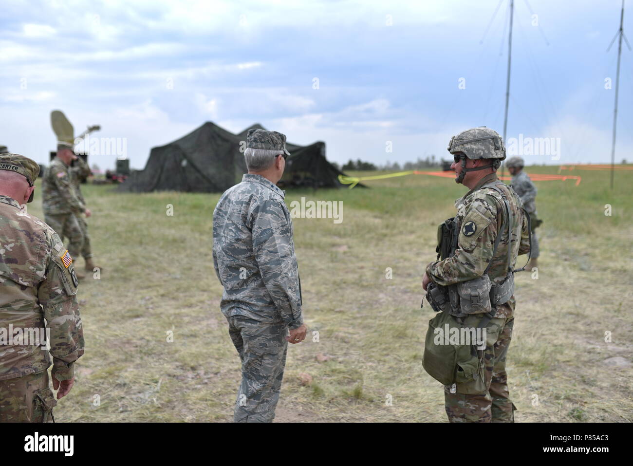 Arkansas' Adjutant General, Generalmajor Mark H. Berry, besuche Arkansas Soldaten im Camp Guernsey, Wyoming während eines mehrstufigen Field Artillery Training benannte Operation Western Streik. Verschiedene Elemente von der Arkansas Army National Guard waren anwesend im Camp Guernsey für das Training. (U.S. Army National Guard Foto: Staff Sgt. Kelvin M. Grün) Stockfoto