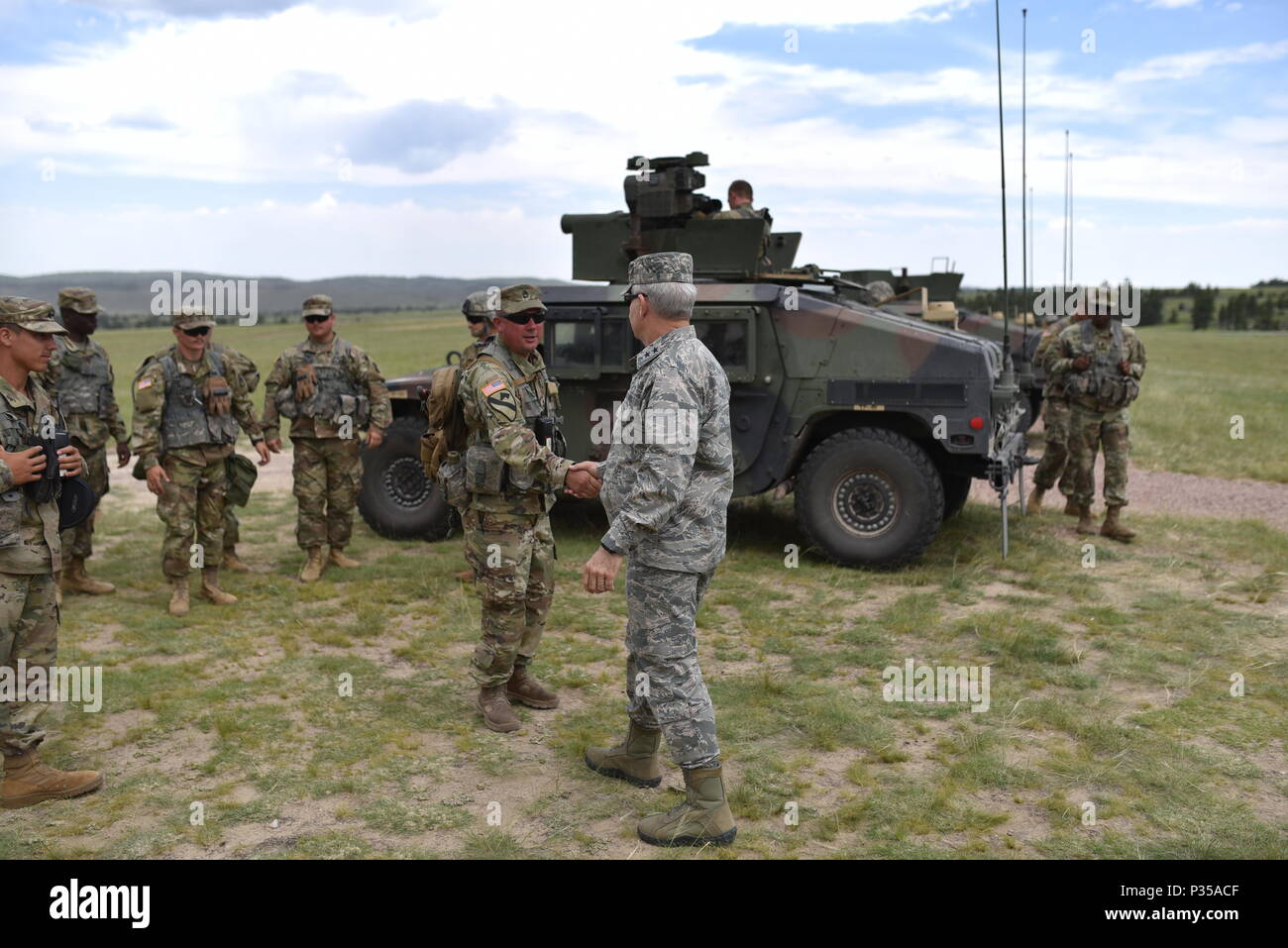 Arkansas' Adjutant General, Generalmajor Mark H. Berry, besuche Arkansas Soldaten im Camp Guernsey, Wyoming während eines mehrstufigen Field Artillery Training benannte Operation Western Streik. Verschiedene Elemente von der Arkansas Army National Guard waren anwesend im Camp Guernsey für das Training. (U.S. Army National Guard Foto: Staff Sgt. Kelvin M. Grün) Stockfoto
