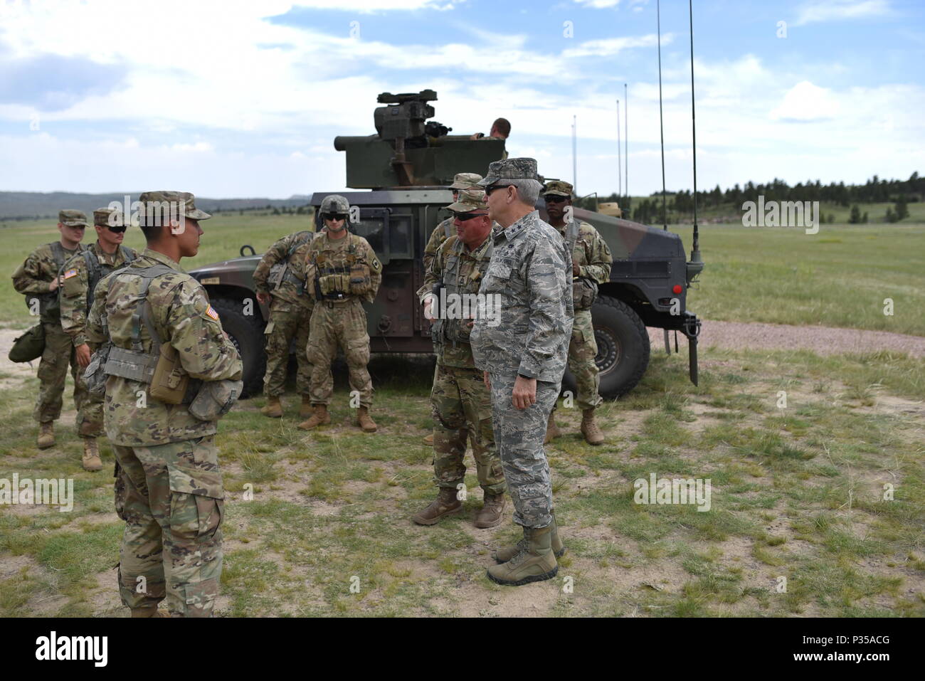 Arkansas' Adjutant General, Generalmajor Mark H. Berry, besuche Arkansas Soldaten im Camp Guernsey, Wyoming während eines mehrstufigen Field Artillery Training benannte Operation Western Streik. Verschiedene Elemente von der Arkansas Army National Guard waren anwesend im Camp Guernsey für das Training. (U.S. Army National Guard Foto: Staff Sgt. Kelvin M. Grün) Stockfoto