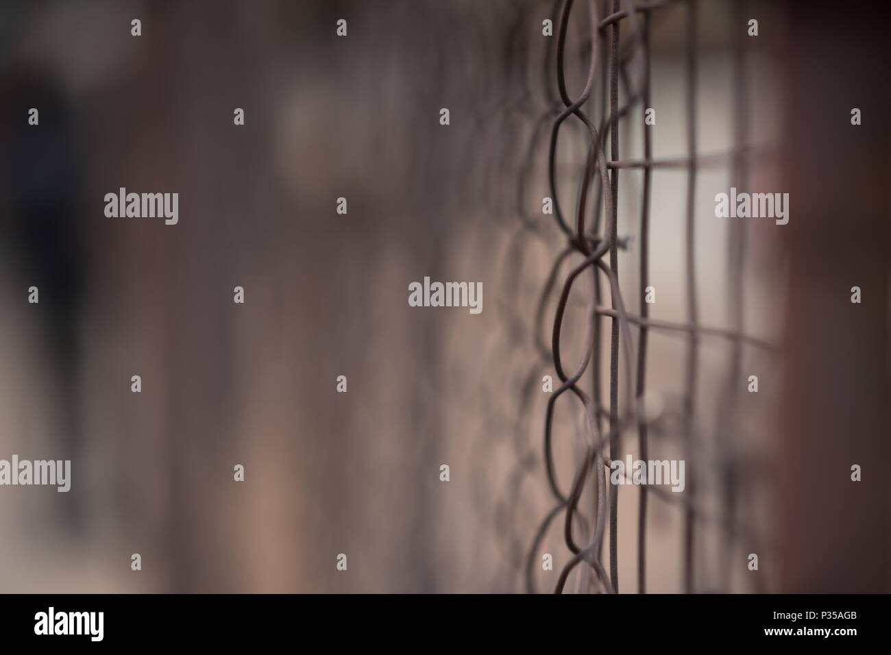 Eine Nahaufnahme Perspektive geschossen von einem Streifen aus Drahtgitter fechten in Johannesburg Innere Stadt Stockfoto