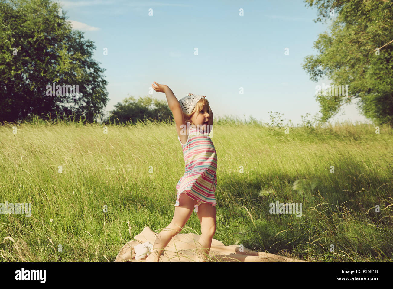 Kleines Mädchen in einem Park am Picknick Stockfoto
