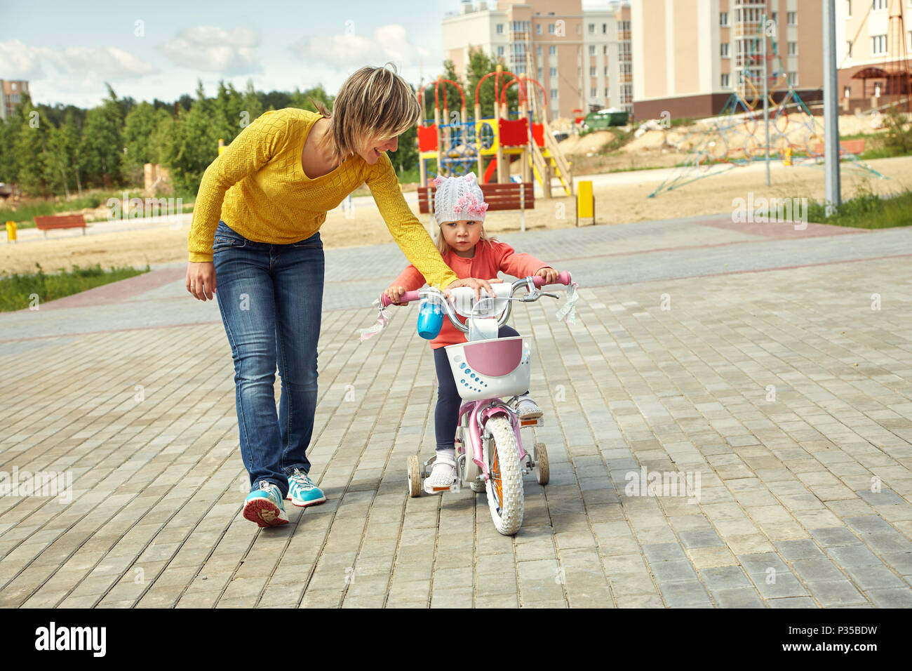 Kleines Mädchen mit Mutter auf einem Fahrrad Stockfoto
