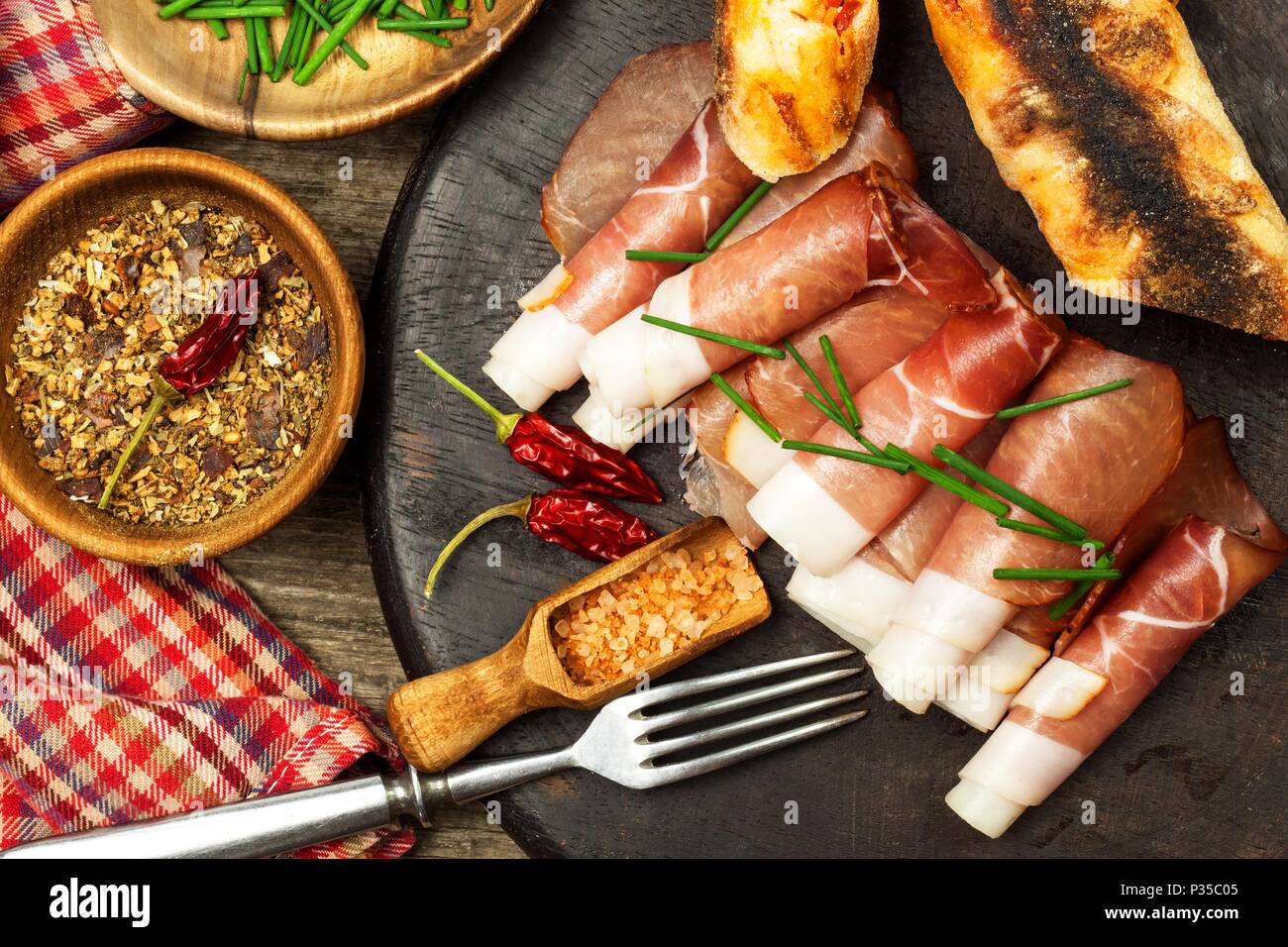 Dünn geschnittenen Deutschen Schwarzwälder Schinken mit in Scheiben geschnittenen ciabatta Brot. In Scheiben geschnitten und geräuchertem Schinken mit Schwarzwald Schinken oder Schinken. Traditionelle deutsche Küche Stockfoto