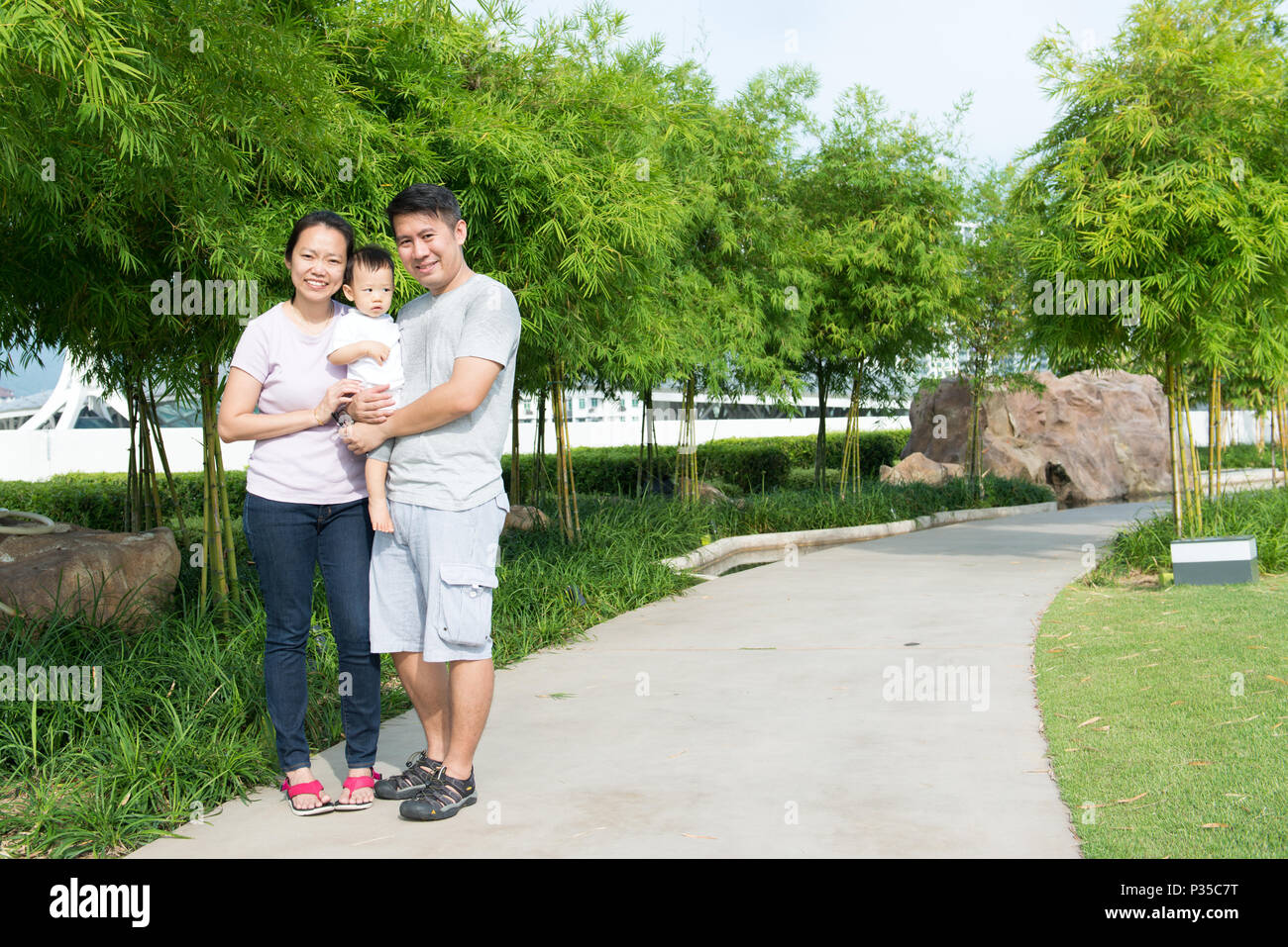 Junge Asiatische chinesische Familie Outdoor Stockfoto