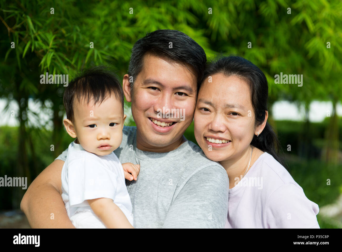 Junge Asiatische chinesische Familie Outdoor Stockfoto