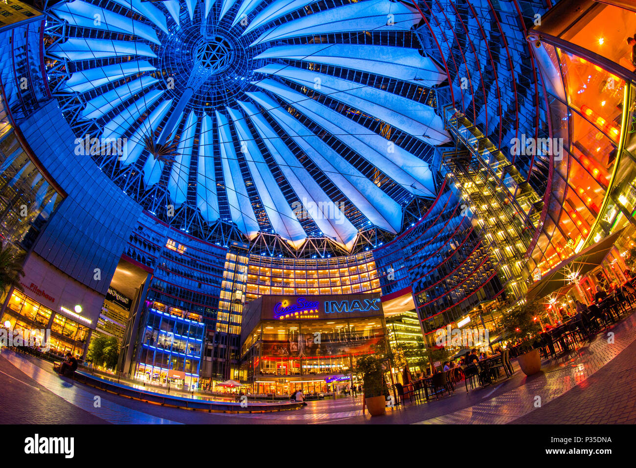 Berlin, Deutschland, 13. Mai 2016: Menschen mit einem Spaziergang unter den wechselnden Farben des Sony Center Gebäudekomplex am Potsdamer Platz Stockfoto