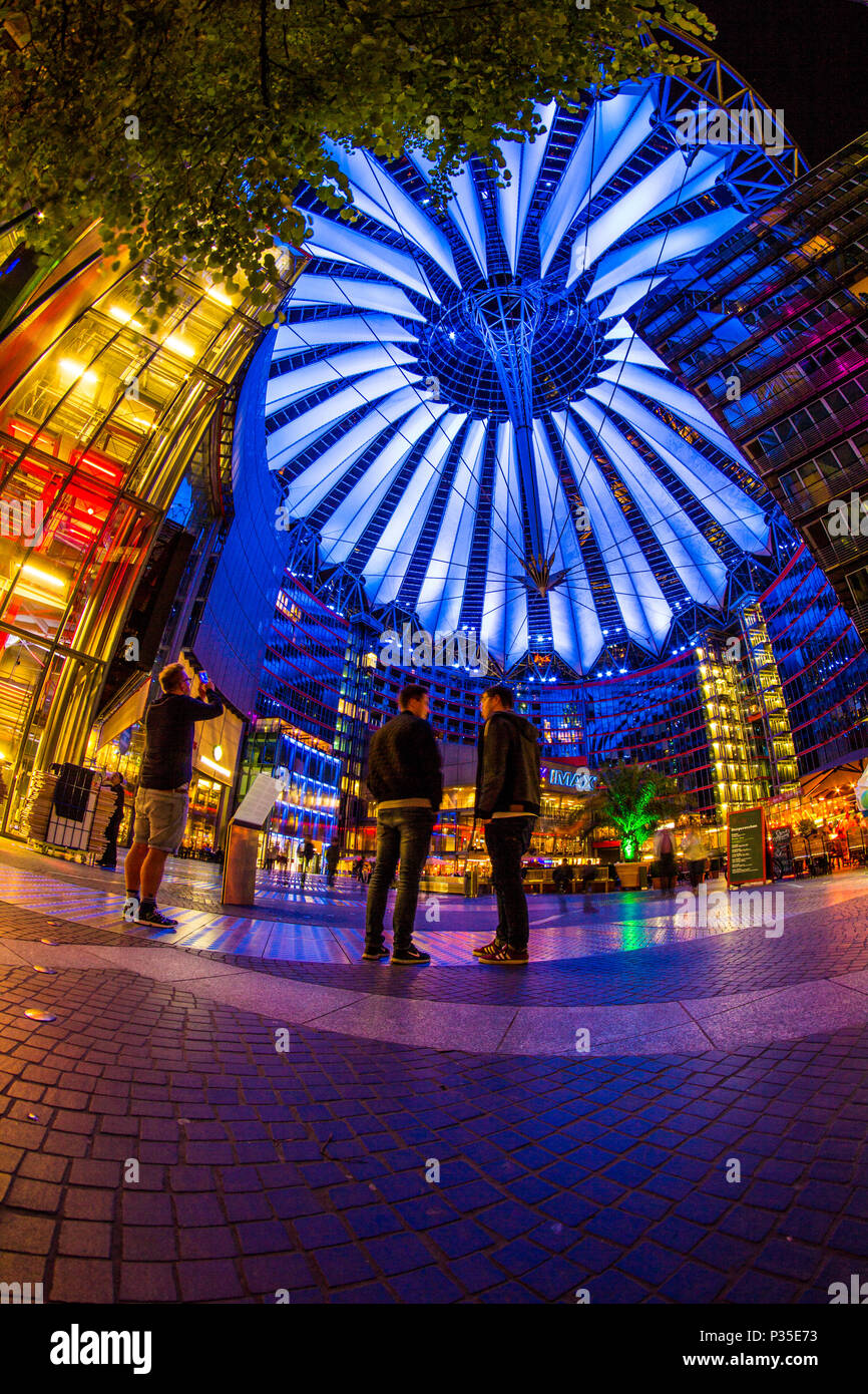 Berlin, Deutschland, 13. Mai 2016: Menschen mit einem Spaziergang unter den wechselnden Farben des Sony Center Gebäudekomplex am Potsdamer Platz Stockfoto