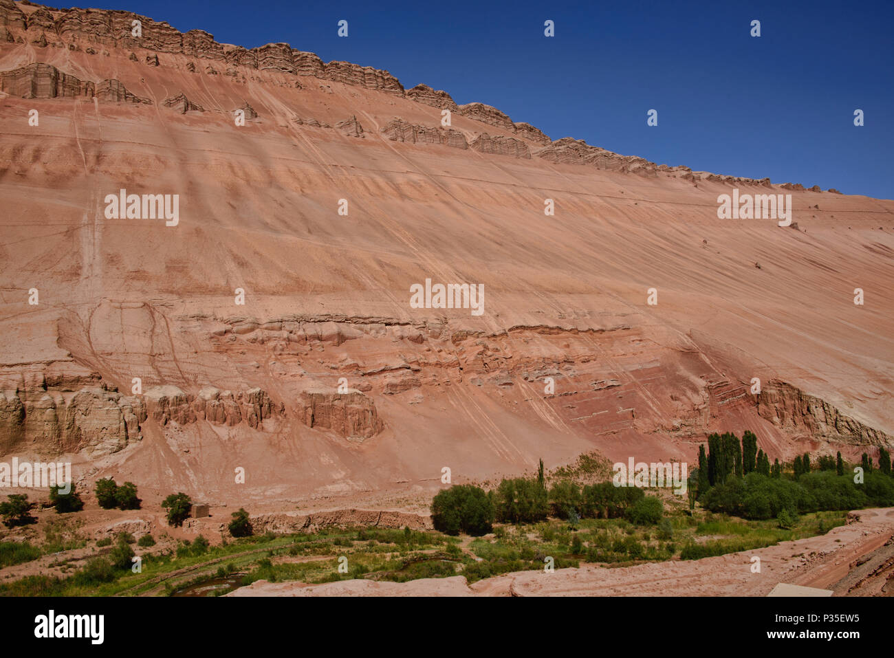 Spektrum der Farben in der flammenden Berge, Turpan, Xinjiang, China Stockfoto