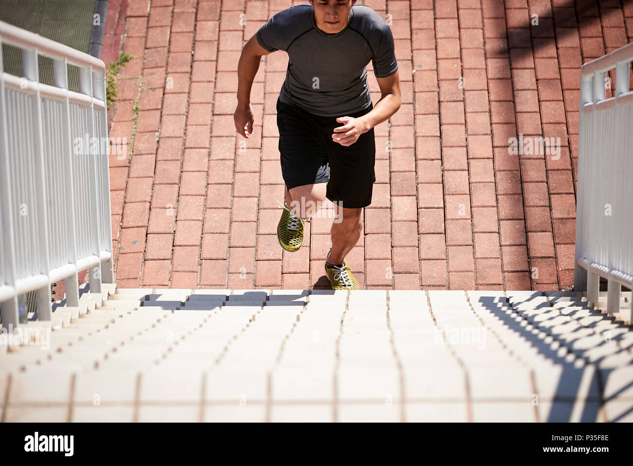 Jungen asiatischen erwachsenen männlichen Athleten unter Verwendung der Schritte Geschwindigkeit und Kraft zu trainieren. Stockfoto