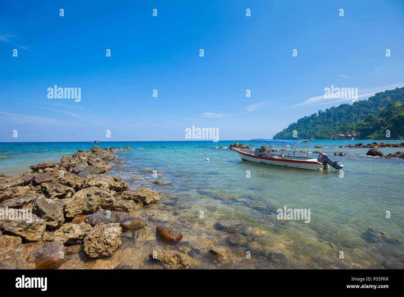 Tauchboot bei Air Batang (ABC) Strand, (Pulau Tioman Insel, Malaysia) Stockfoto