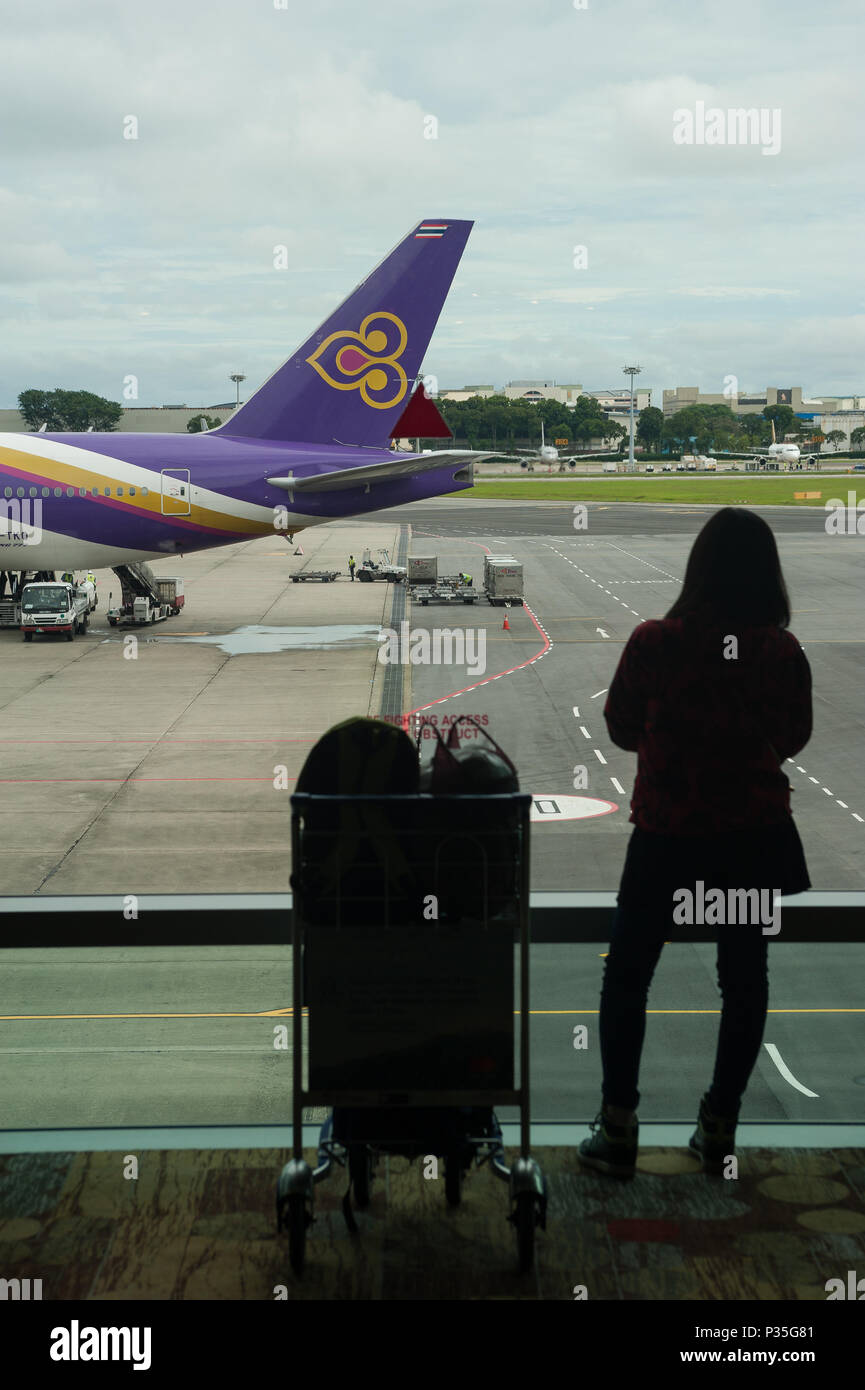 Singapur, Republik Singapur, eine Frau im Besucherbereich von   der Flughafen Singapur Stockfoto