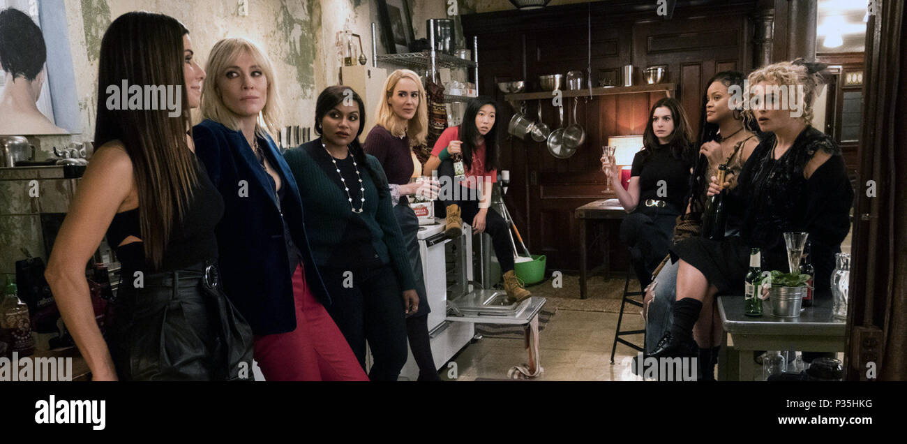 Ocean's 8 ist eine bevorstehende Amerikanische heist Comedy Film unter der Regie von Gary Ross und von Ross und Olivia Säugende geschrieben, aus einer Geschichte von Ross. Der Film ist ein Frauen-Spin-off von Steven Soderberghs die Ozeane Trilogie. Es Sterne Sandra Bullock, Cate Blanchett, Anne Hathaway, Mindy Kaling, Sarah Paulson, Awkwafina, Rihanna, und Helena Bonham Carter. Dieses Foto ist nur für den redaktionellen Gebrauch bestimmt und unterliegen dem Copyright der Film Company und/oder der Fotograf durch den Film oder die Produktion Firma zugewiesen und kann nur reproduziert durch Veröffentlichungen im Zusammenhang mit der Förderung der oben genannten Film. Ein Mandant Stockfoto