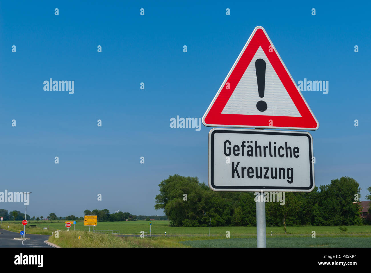 Gefahrliche Kreuzung Schild