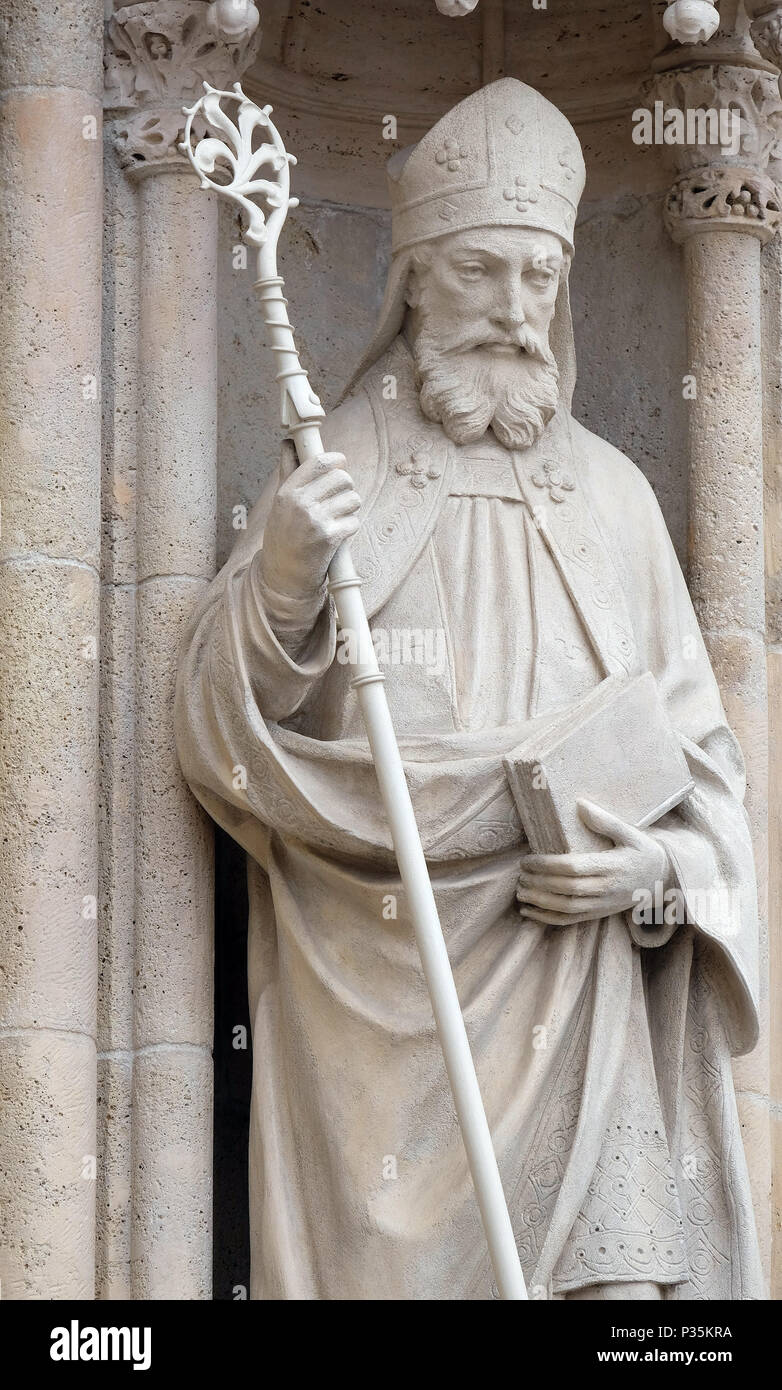 Statue des Hl. Cyrill auf dem Portal der Kathedrale Maria Himmelfahrt geweiht Stockfoto