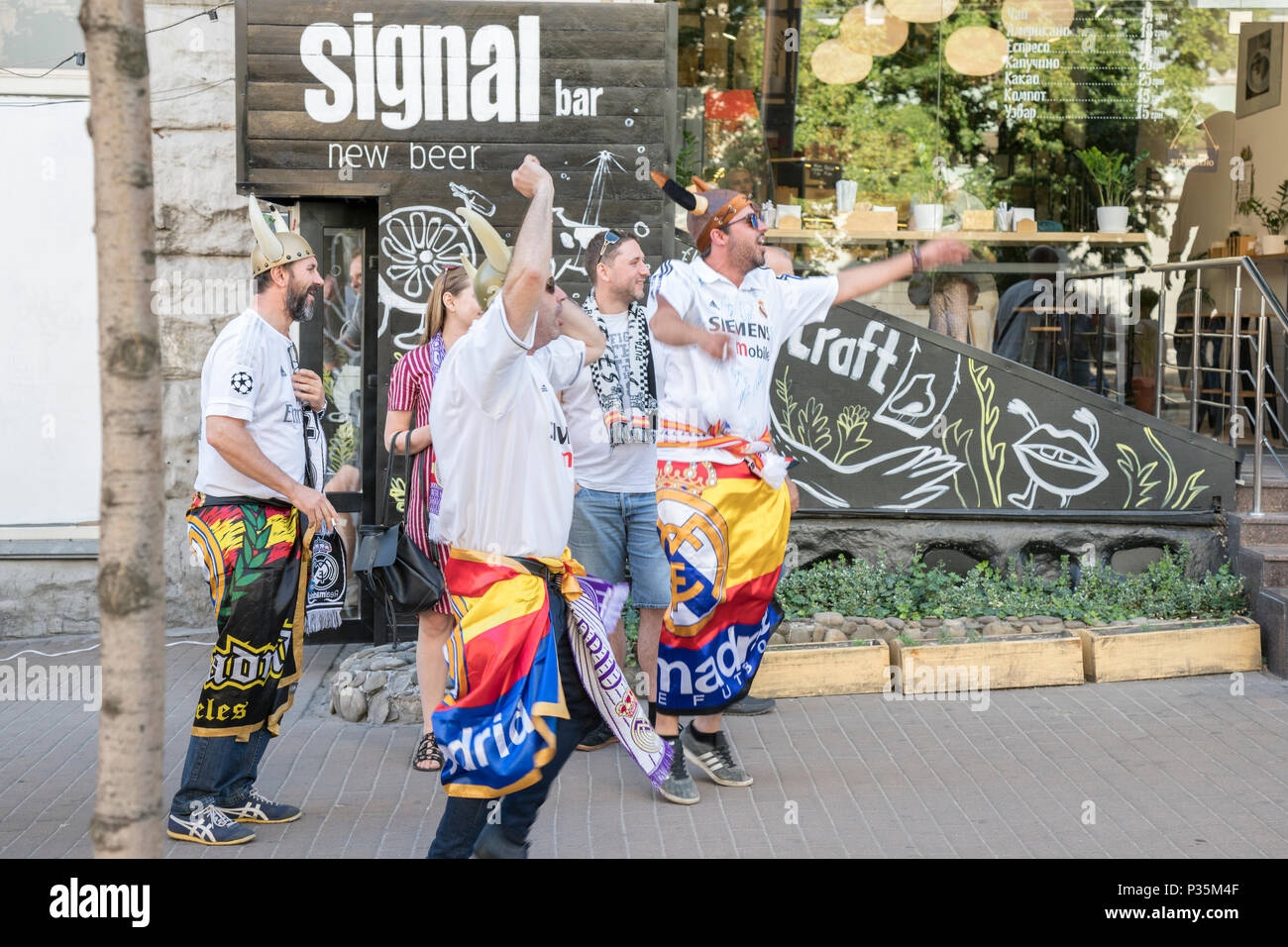 Kiew, Ukraine - 26. Mai 2018. Fußball-Fans feiern den Sieg ihrer Mannschaft Stockfoto