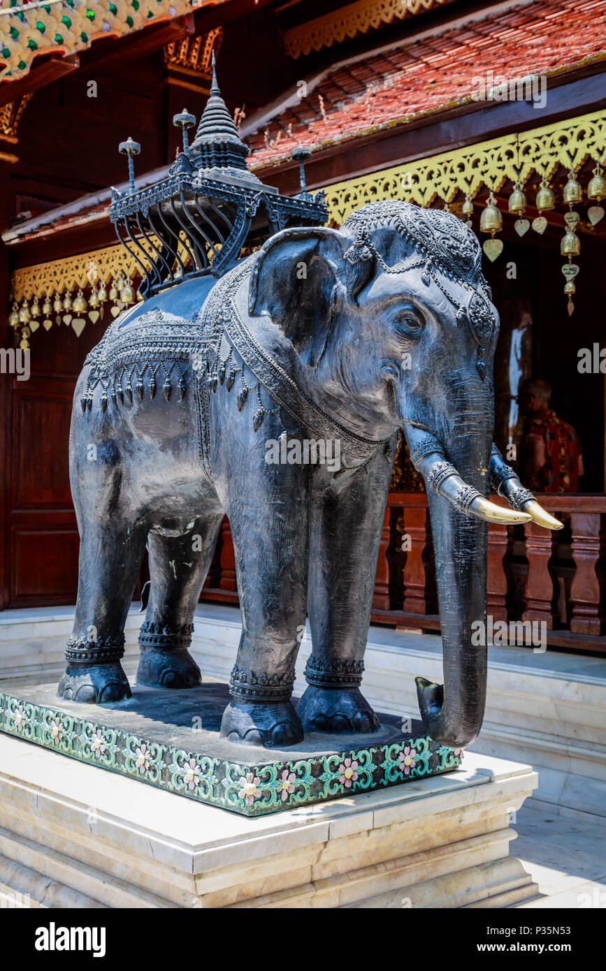 Elefantenstatue in Wat Prathat Doi Suthep, Provinz Chiang Mai in Nord-Thailand. Stockfoto