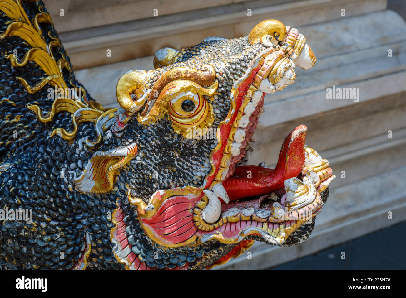 Statue von Mama, ein mythologisches Tier am Wat Prathat Doi Suthep, Provinz Chiang Mai, Thailand Stockfoto