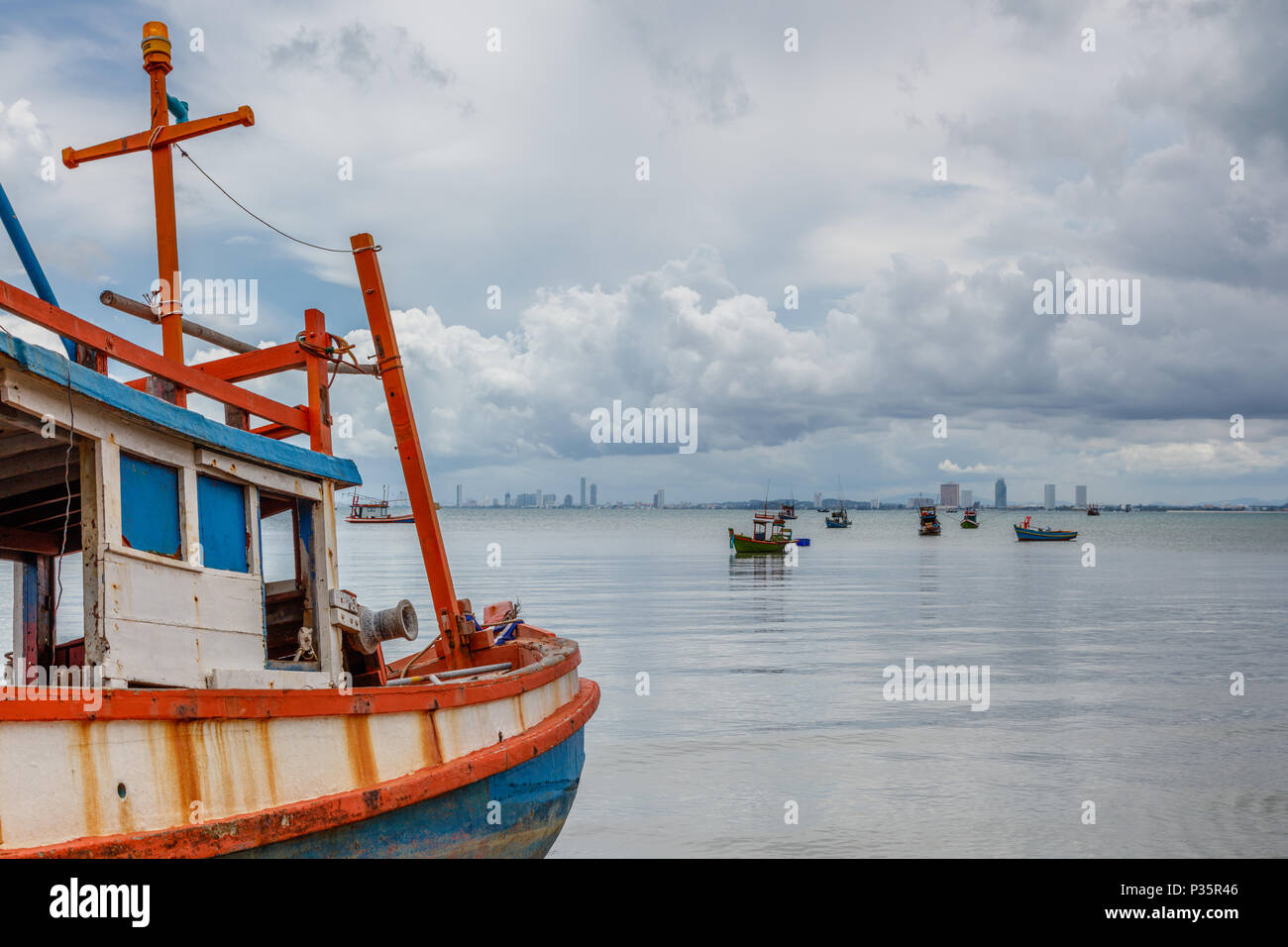 Alte hölzerne Fischerboote in der Bucht, Provinz Rayong, Thailand Stockfoto