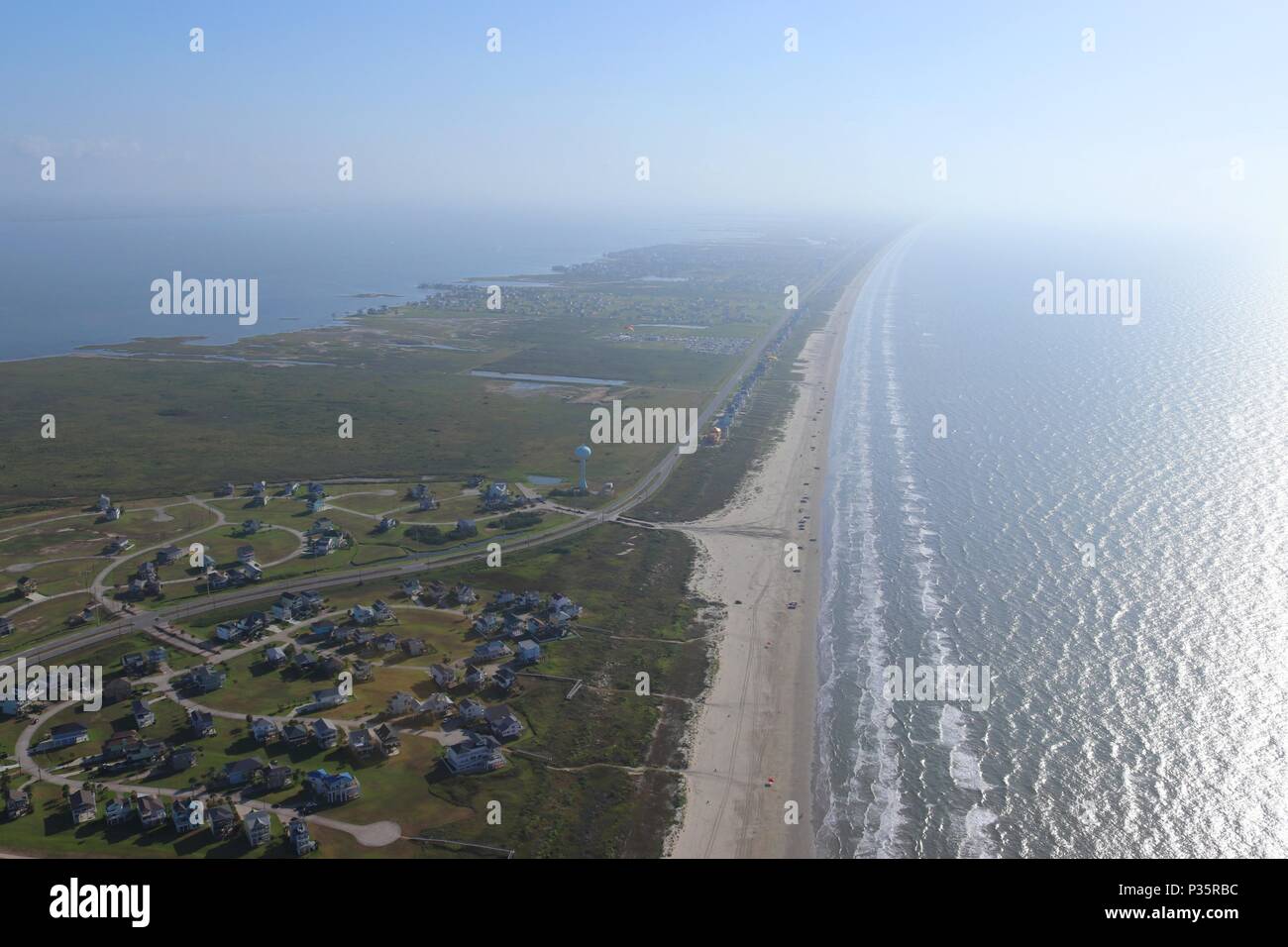 Luftbild des Texas Gulf Coast, Galveston Island, USA. Haze aufgrund der warmen Witterung. Ozean, Golf von Mexiko, Strand, Immobilien und Reisen Stockfoto