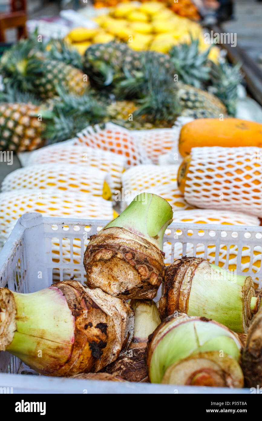 Obst und Gemüse in einem berühmten Maeklong railway Market in Bangkok, Samut Songkhram Thailand. Bild vertikal Stockfoto