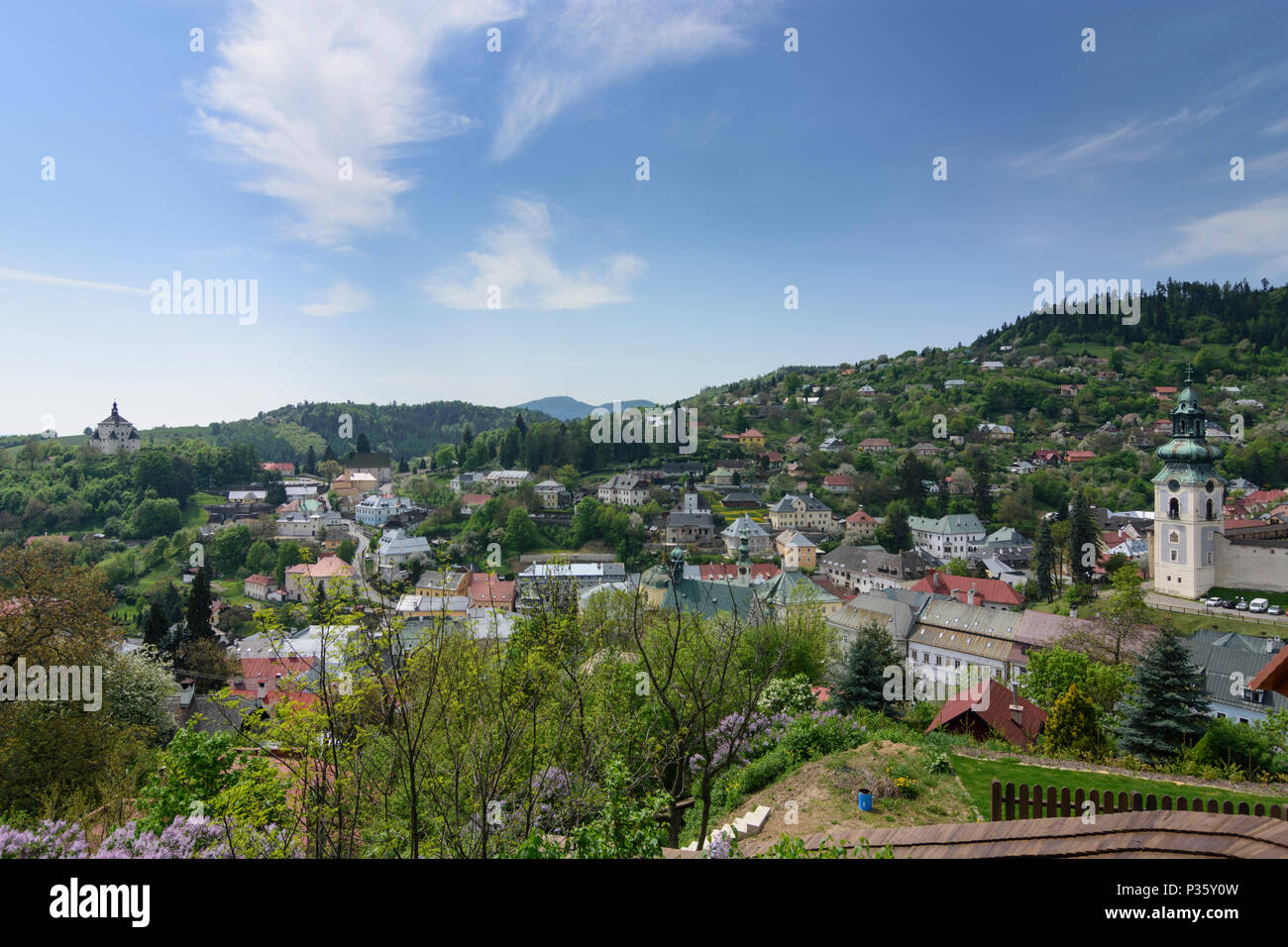 Banska Stiavnica (schemnitz): Blick auf die Altstadt, das Neue Schloss und die Alte Burg in der Slowakei, Stockfoto