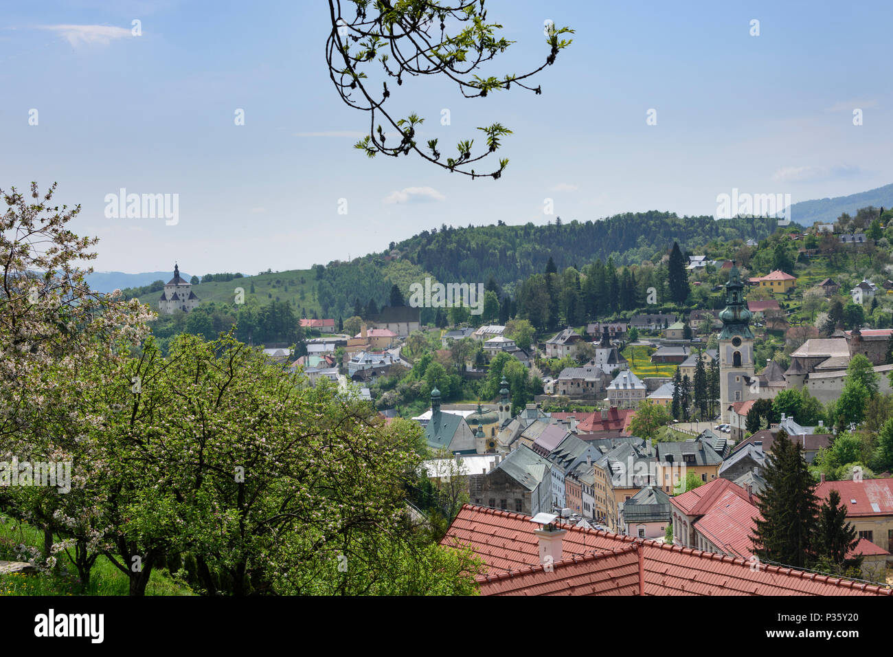 Banska Stiavnica (schemnitz): Blick auf die Altstadt, das Neue Schloss und die Alte Burg in der Slowakei, Stockfoto