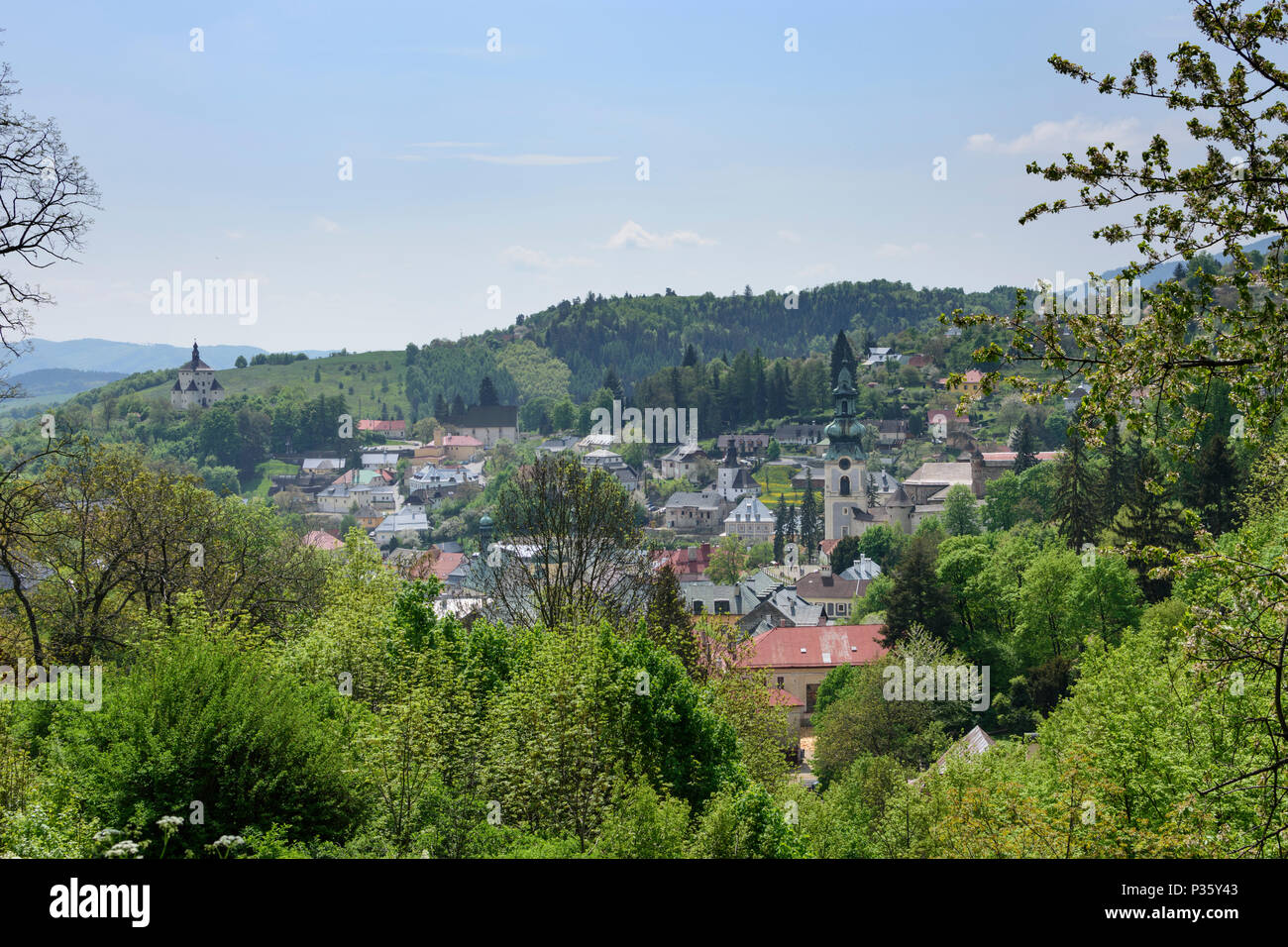 Banska Stiavnica (schemnitz): Blick auf die Altstadt, das Neue Schloss und die Alte Burg in der Slowakei, Stockfoto