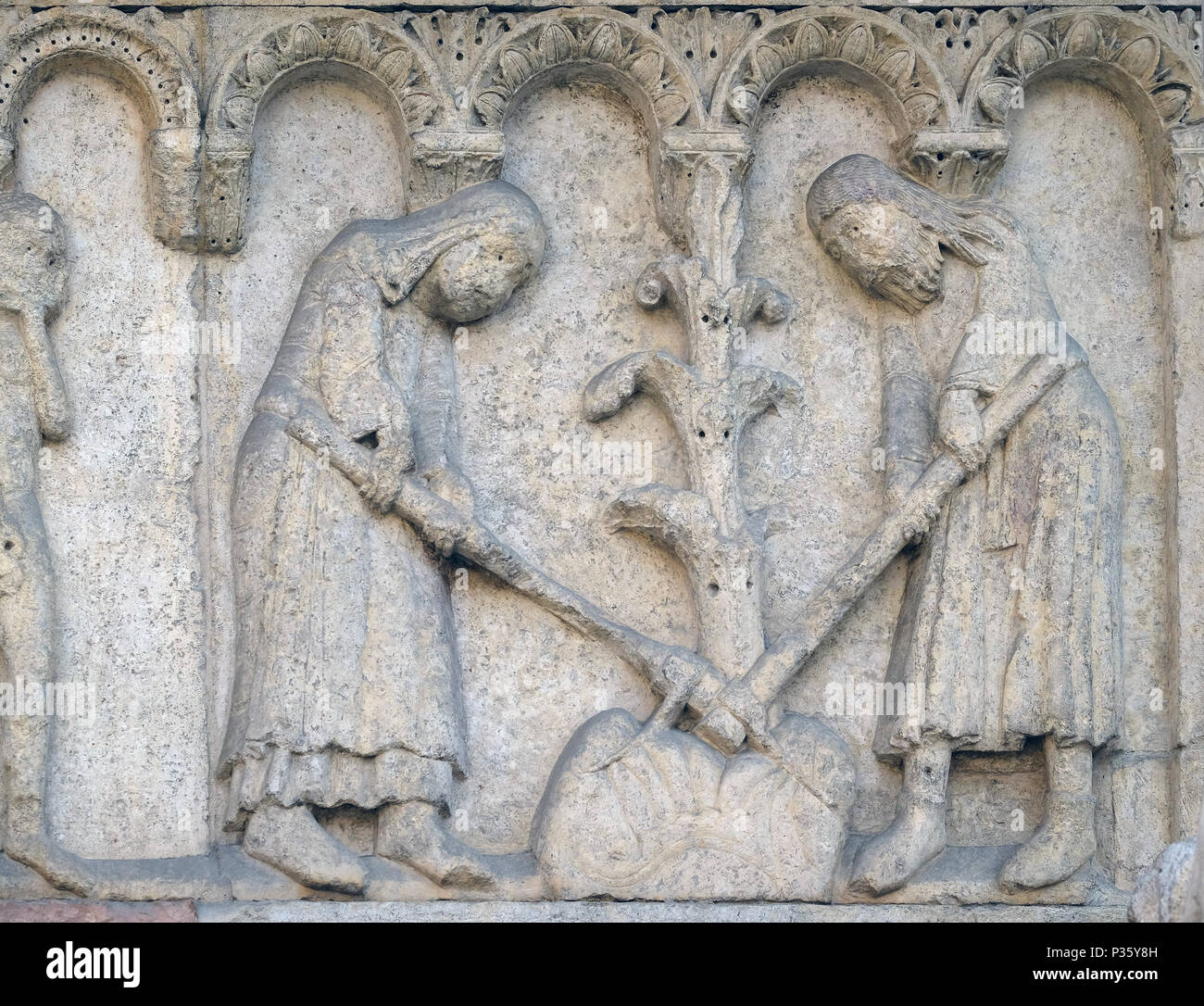 Adam und Eva Hacke die Erde Relief von Wiligelmo, Dom von Modena, Italien Stockfoto