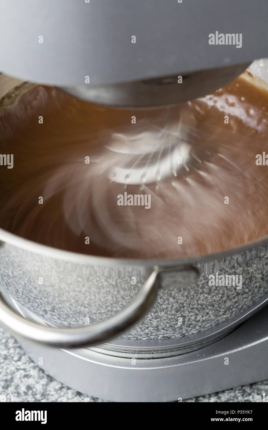 Mixer mischen Chocolate Cake Mix mit Bewegungsunschärfe auf küche top Stockfoto