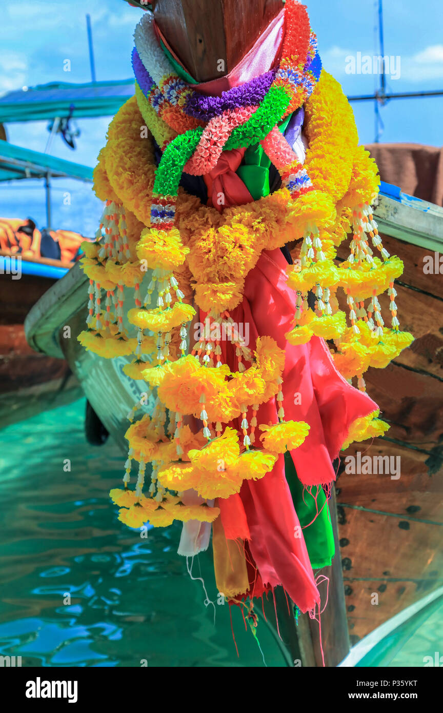 Blumenkranz auf einem Long-tail-Boot am Strand von Ko Phi Phi Don und Phi Phi Islands, Thailand Stockfoto