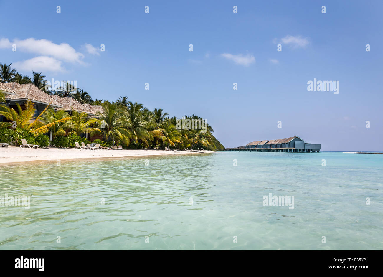 Die einzigartige Schönheit der blauen Lagune auf der tropischen Insel auf den Malediven Stockfoto