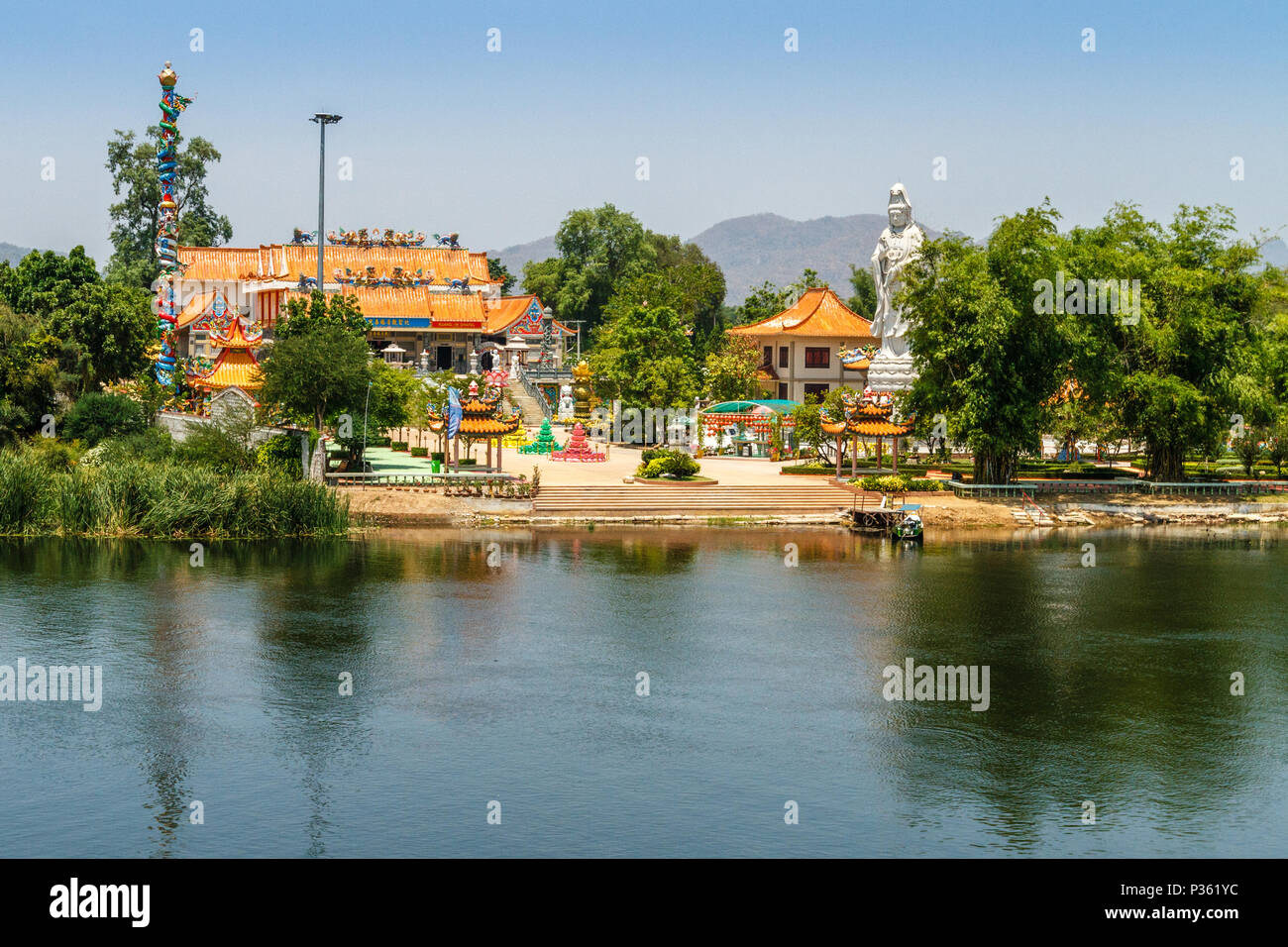 Sicht der chinesischen Stil buddhistischen Tempel Kuang Im Kapelle mit Statue der Guanyin (Chinesische Göttin der Barmherzigkeit) über den Fluss Kwai, Kanchanaburi, Thailand. Stockfoto