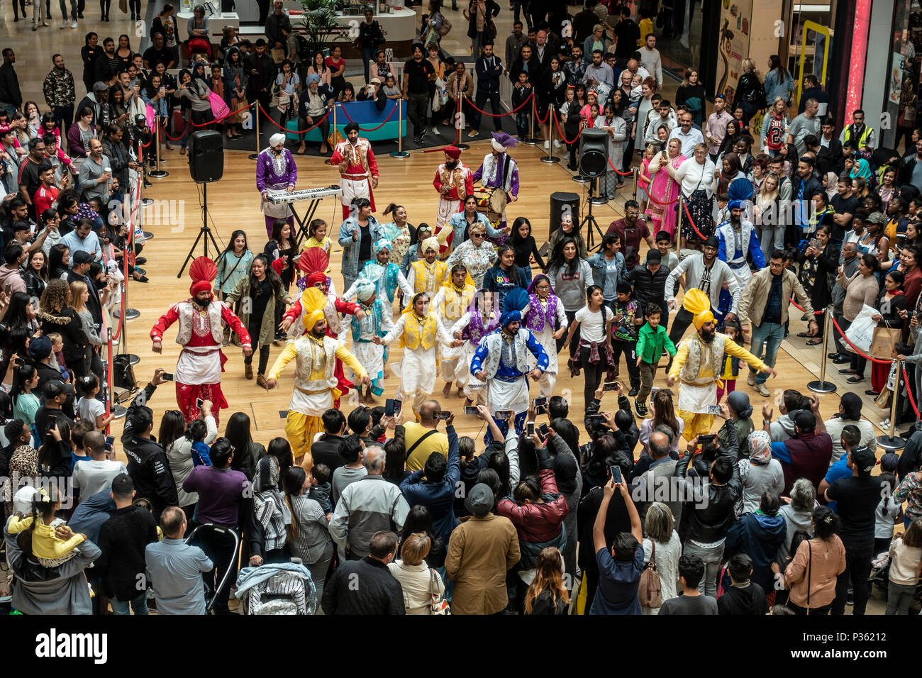 Lions von Punjab, Jungen des Punjab und Beteiligung des Publikums; Bhangra Tanz; Stierkampfarena, Birmingham Stockfoto