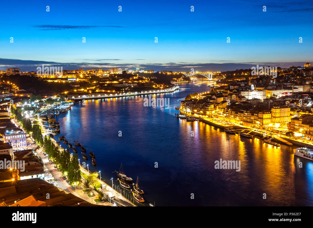 Panoramablick auf die Antenne am Abend Blick auf Porto Stadt und Fluss Douro, Portugal Stockfoto