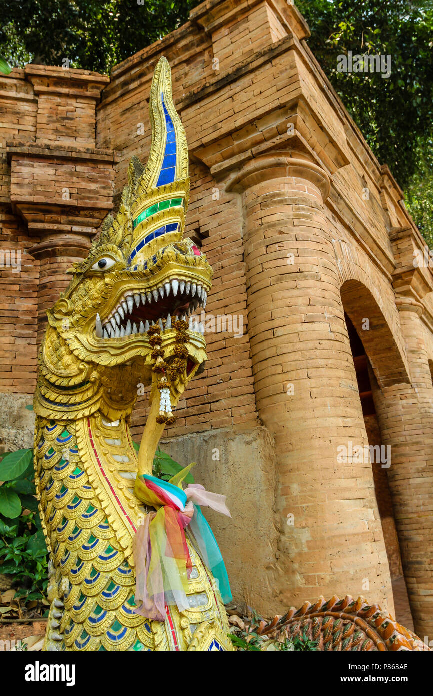 Statue eines Drachen in Wat Prathat Doi Suthep, Provinz Chiang Mai, Thailand. Bild vertikal. Stockfoto