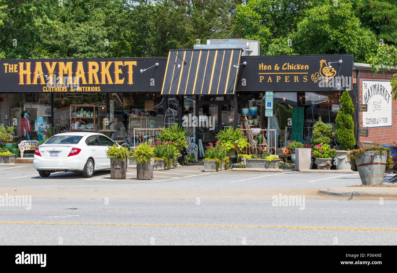 HICKORY, NC, USA-9 Juni 18: Zwei kleine, bunte Geschäfte entlang der US 127 in Hickory. Stockfoto