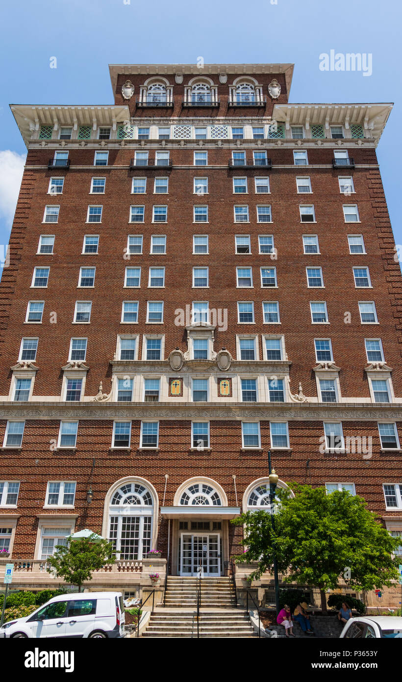 ASHEVILLE, NC, USA - 10. Juni 18: Der Battery Park Hotel Gebäude, jetzt als Apartments Senioren dienen. Stockfoto
