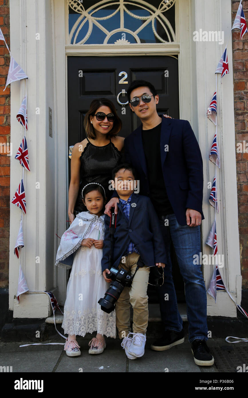 Nigel Farage erfüllt Royal Fans aus Großbritannien und der ganzen Welt in Windsor vor der Hochzeit von Prinz Harry und Meghan Markle am Samstag, den 19. Mai 2018. Mit: Christina Araneta-Tan, Chun Tan, Lucas (7 Jahre alt), Siena (5 Jahre alt), Wo: Windsor, Großbritannien Wann: 17. Mai 2018 Credit: Dinendra Haria/WANN Stockfoto