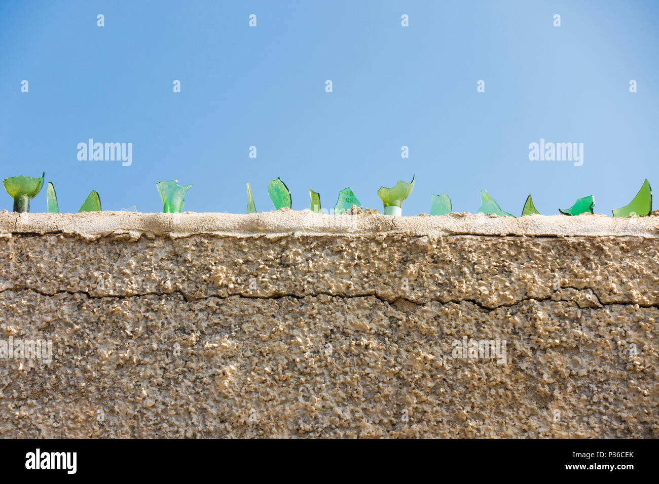 Glasscherben auf einer Wand für Schutz, Spanien. Stockfoto