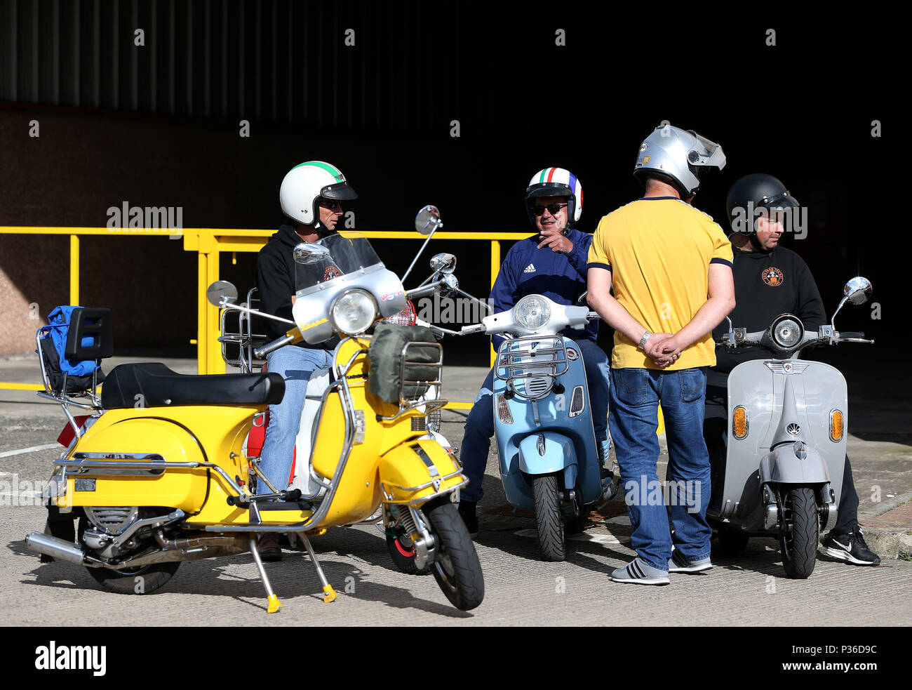 Vespa Fans kommen für das Gala Dinner in Belfast als Tausende von Vespa Roller Fahrer abgestiegen auf Nordirland als Teil der Vespa World Days Belfast sammeln. Stockfoto