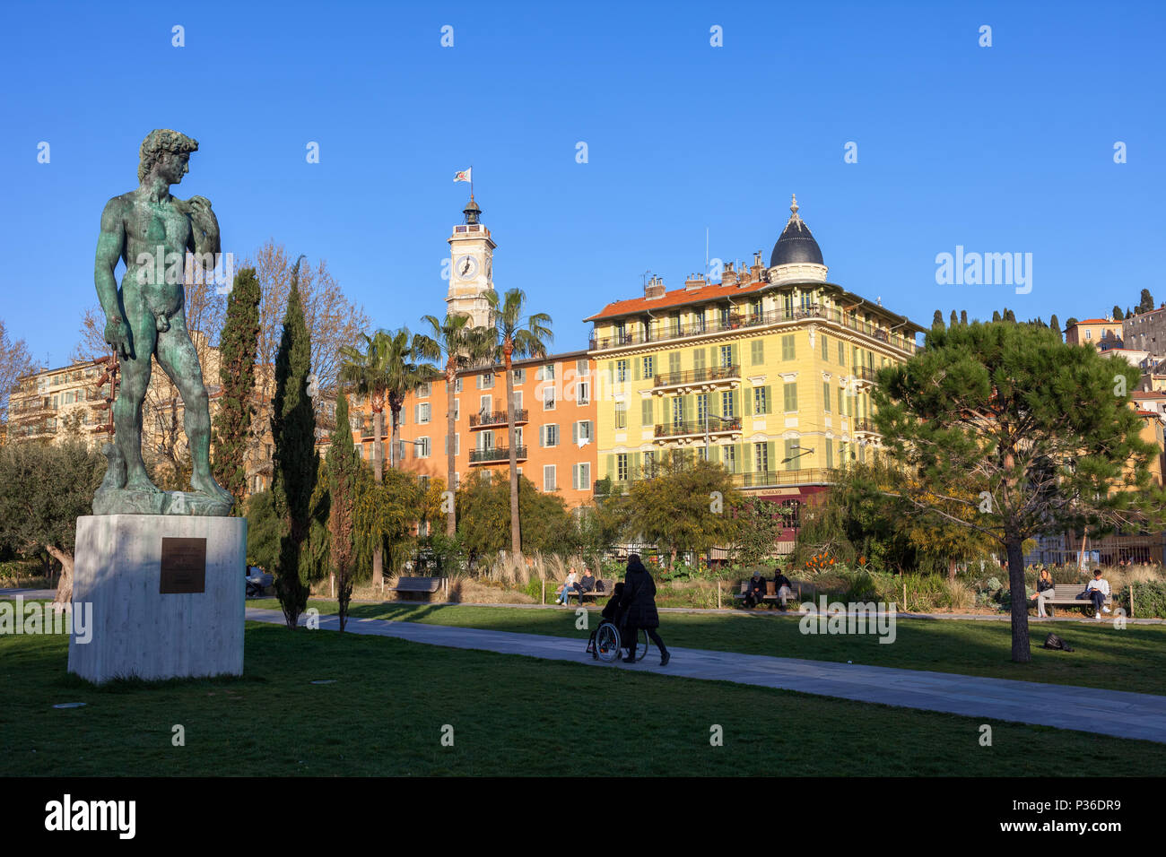 Promenade du Paillon in Nizza Stadt mit Statue Le David de Michel Ange, Frankreich Stockfoto